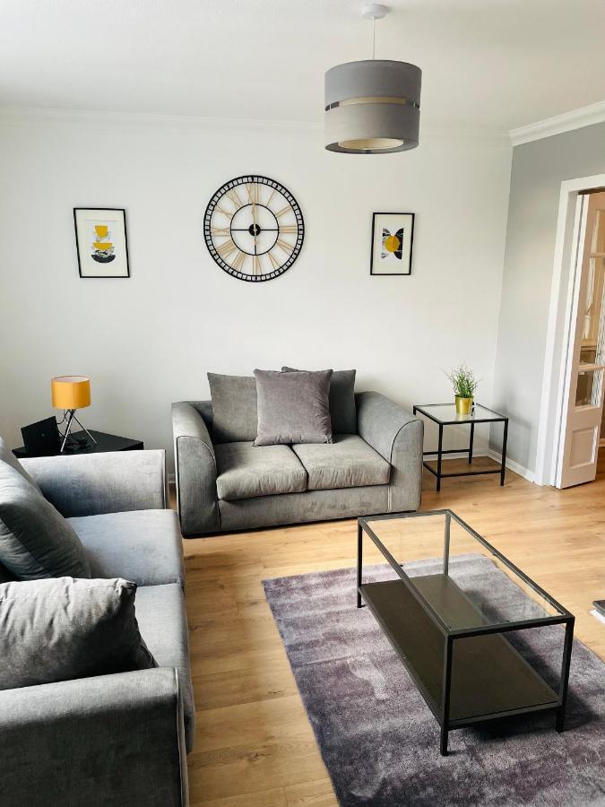 Spacious Wolverhampton Home: Contractor-Friendly with Garden & Parking Exterior photo