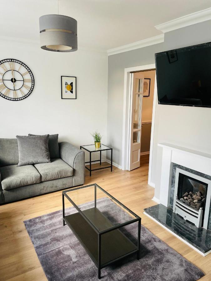 Spacious Wolverhampton Home: Contractor-Friendly with Garden & Parking Exterior photo